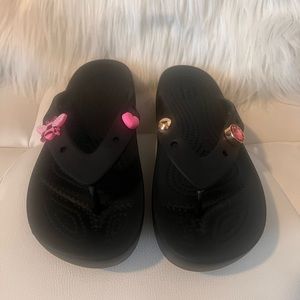 CROCS Women's Classic black Platform Flip Flops with pink Charms  Size: 7